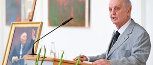 Daniel Barenboim bedankt sich nach der feierlichen Enthüllung seines Ehrenbürgerporträts.
