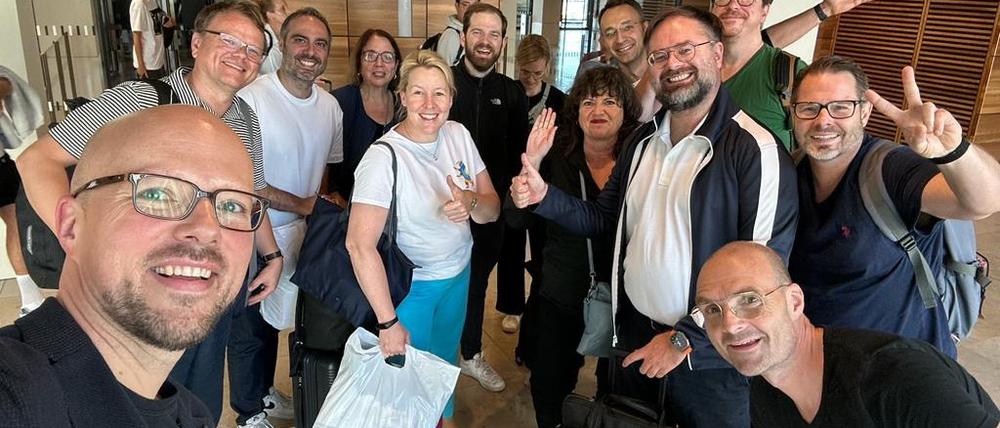 IHK-Präsident Sebastian Stietzel schoss dieses Selfie mit Teilnehmern einer Delegation rund um Wirtschaftssenatorin Franziska Giffey (SPD, Mitte, im weißen T-Shirt) unmittelbar nach der Landung aus Jakarta am Freitagnachmittag am BER. Giffey verbreitete das Foto auf Instagram – und bekam dafür nicht nur Herzchen.
