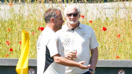 Die Vergangenheit (Hansi Flick, links) und die Vorvergangenheit und Gegenwart (Rudi Völler) der deutschen Nationalmannschaft.