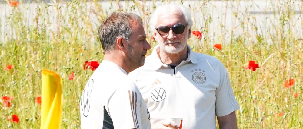Die Vergangenheit (Hansi Flick, links) und die Vorvergangenheit und Gegenwart (Rudi Völler) der deutschen Nationalmannschaft.