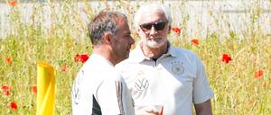 Die Vergangenheit (Hansi Flick, links) und die Vorvergangenheit und Gegenwart (Rudi Völler) der deutschen Nationalmannschaft.