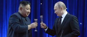 Wladimir Putin und der nordkoreanischen Führer Kim Jong Un bei einem Empfang auf dem Campus der Fernöstlichen Föderalen Universität auf der Insel Russki in der fernöstlichen russischen Hafenstadt Wladiwostok.