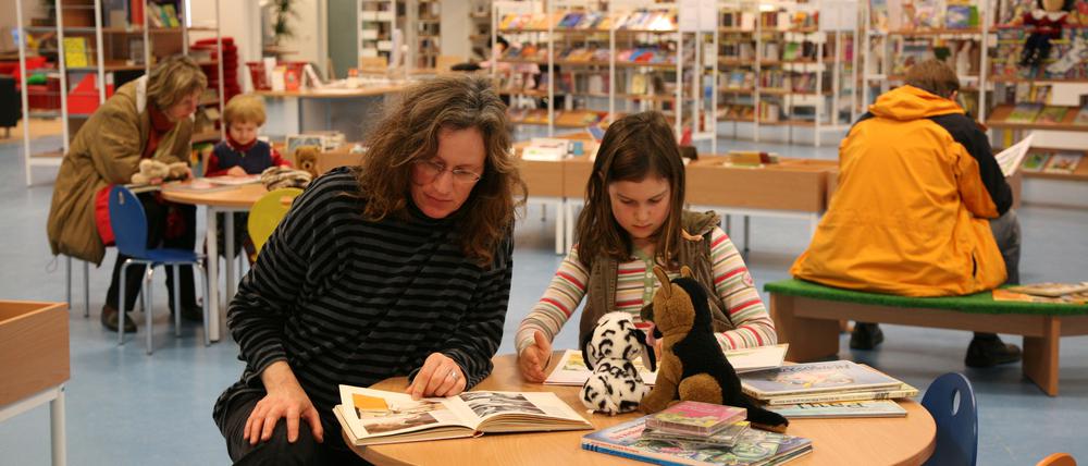 Die Ingeborg-Drewitz-Bibliothek erhält neue Regale und moderne IT-Leitungen.