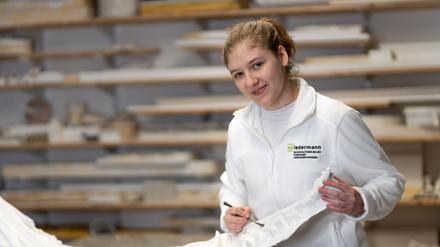 Leya J. macht eine Ausbildung zur Stuckateurin.