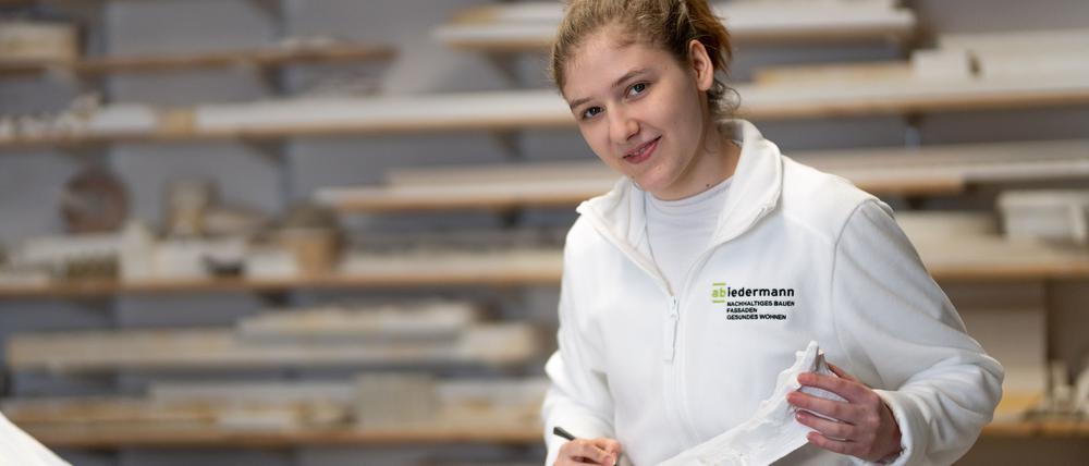 Leya J. macht eine Ausbildung zur Stuckateurin.