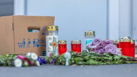 Rund um das Schulzentrum haben Passanten heute an mehreren Stellen Kerzen und Blumen niedergelegt. Nach dem Tod eines 14-Jährigen in Lohr am Main Lkr. Main-Spessart sind Entsetzen und Trauer in der 15.000-Einwohner-Stadt groß. 