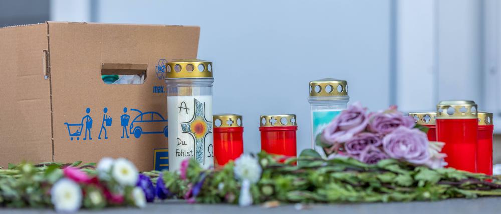 Rund um das Schulzentrum haben Passanten heute an mehreren Stellen Kerzen und Blumen niedergelegt. Nach dem Tod eines 14-Jährigen in Lohr am Main Lkr. Main-Spessart sind Entsetzen und Trauer in der 15.000-Einwohner-Stadt groß.