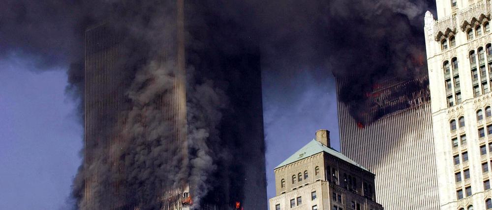 Zerstörung der Twin Towers des World Trade Centers, New York, am 9. September durch die Einschläge entführter Flugzeuge: Das zweite Passagierflugzeug explodiert im Südturm, der Nordturm ist durch den Einschlag der ersten Boeing bereits in Brand geraten. (Archivbild)