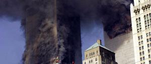 Zerstörung der Twin Towers des World Trade Centers, New York, am 9. September durch die Einschläge entführter Flugzeuge: Das zweite Passagierflugzeug explodiert im Südturm, der Nordturm ist durch den Einschlag der ersten Boeing bereits in Brand geraten. (Archivbild)