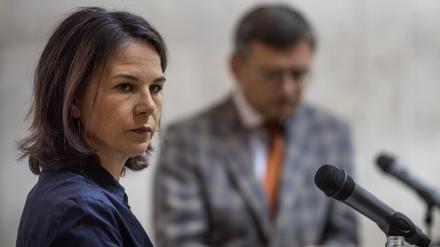 Annalena Baerbock, Bundesaußenministerin, gibt eine Pressekonferenz mit dem ukrainischen Außenminister Dmytro Kuleba im Außenministerium in Kiew. 