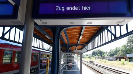 Blick auf einen Bahnsteig am Bahnhof in Flensburg (Schleswig-Holstein). 