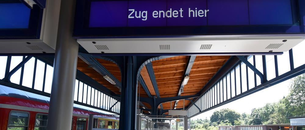 Blick auf einen Bahnsteig am Bahnhof in Flensburg (Schleswig-Holstein). 