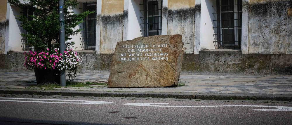 Mahnstein vor dem Geburtshaus von Adolf Hitler.
