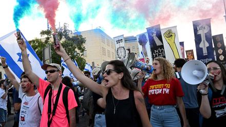 Demonstranten gegen die Justizreform versammeln sich vor dem Obersten Gerichtshof in Jerusalem. 