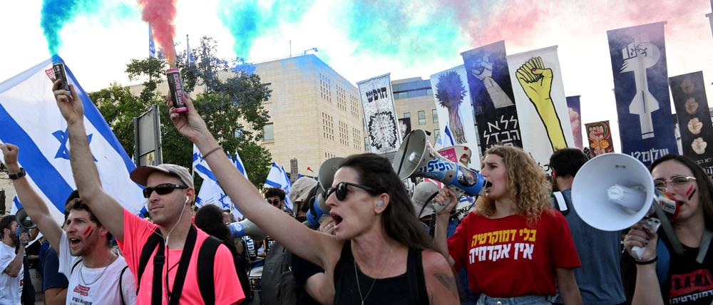 Demonstranten gegen die Justizreform versammeln sich vor dem Obersten Gerichtshof in Jerusalem. 