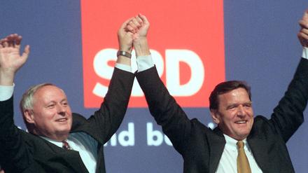 Lafontaine und Schröder bei einer SPD-Veranstaltung im Jahr 1998.