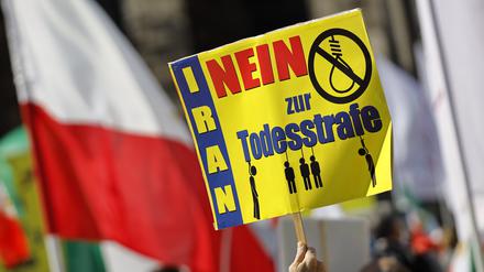 Gegnern des Mullah-Regimes fordern Solidarität mit der Opposition im Iran, die Abschaffung der Todesstrafe und einen Umsturz (Symbolbild).