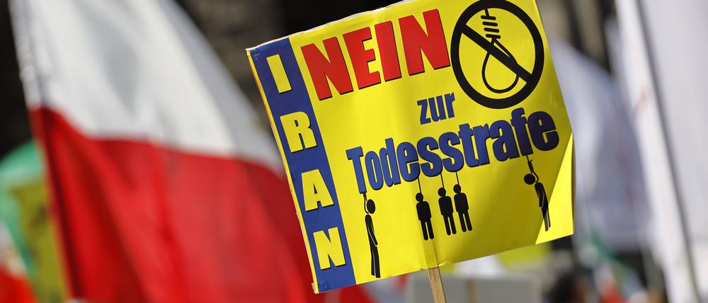 Gegnern des Mullah-Regimes fordern Solidarität mit der Opposition im Iran, die Abschaffung der Todesstrafe und einen Umsturz (Symbolbild).
