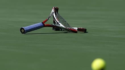 Bei Frust muss im Tennis oft der unschuldige Schläger dran glauben.