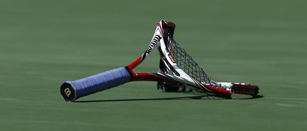 Bei Frust muss im Tennis oft der unschuldige Schläger dran glauben.