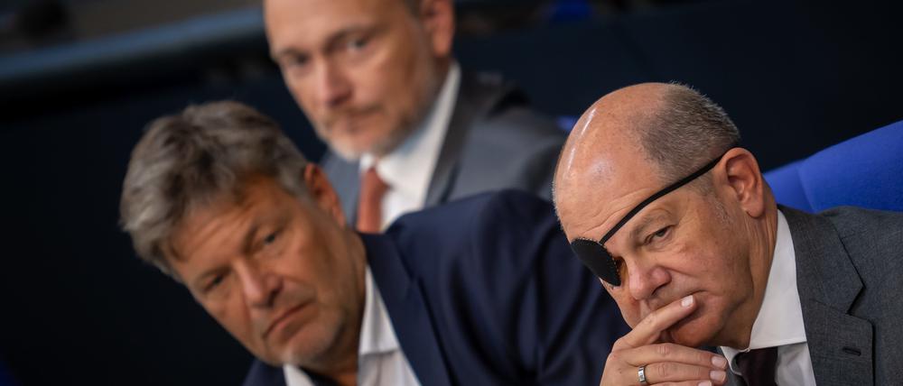 Die Ampel-Spitzen Scholz, Habeck und Lindner im Bundestag.