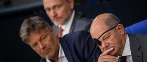 Die Ampel-Spitzen Scholz, Habeck und Lindner im Bundestag.