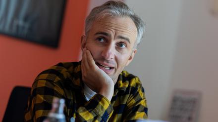 Jan Böhmermann, Moderator und Journalist, spricht während eines Interviews mit der dpa in seinem Büro in den Räumen von Studio Ehrenfeld. 