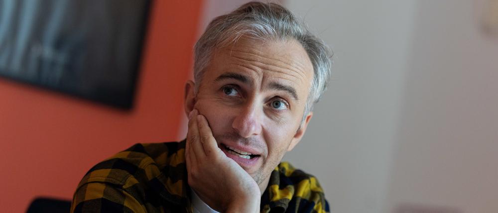 Jan Böhmermann, Moderator und Journalist, spricht während eines Interviews mit der dpa in seinem Büro in den Räumen von Studio Ehrenfeld. 