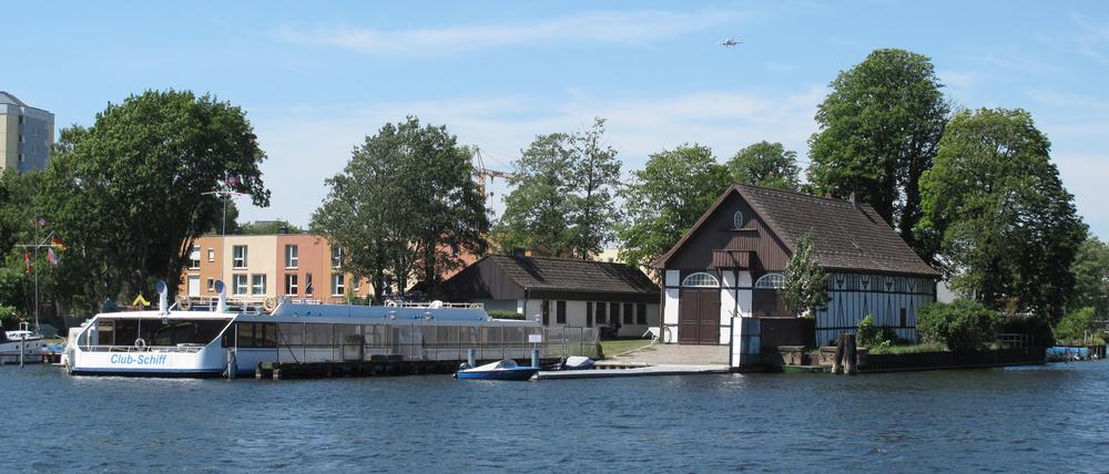 Clubschiff und Bootshaus Nord der Wasserfreunde Spandau 04 an der Havel/Ecke Nordhafen Spandau in Berlin, Ortsteil Hakenfelde des Bezirks Spandau.