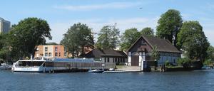 Clubschiff und Bootshaus Nord der Wasserfreunde Spandau 04 an der Havel/Ecke Nordhafen Spandau in Berlin, Ortsteil Hakenfelde des Bezirks Spandau.