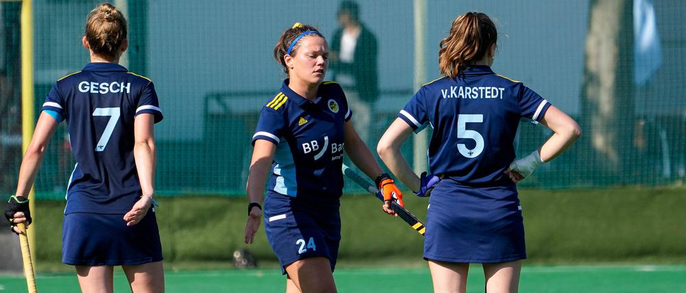 Hockey-Nationalspielerin Charlotte Stapenhorst (Mitte) spendete ihren Teamkolleginnen nach der deutlichen Auftaktniederlage Trost und aufmunternde Worte.