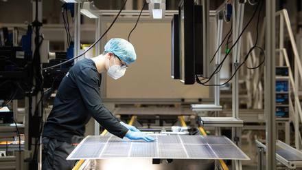 Die Produktion eines Solarmoduls im Werk der Meyer Burger Technology AG. 