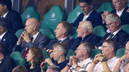 Die DFB-Bosse auf der Tribüne: Man sucht einen neuen Bundestrainer – und hat die Wahl aus ähnlichen Kandidaten. 