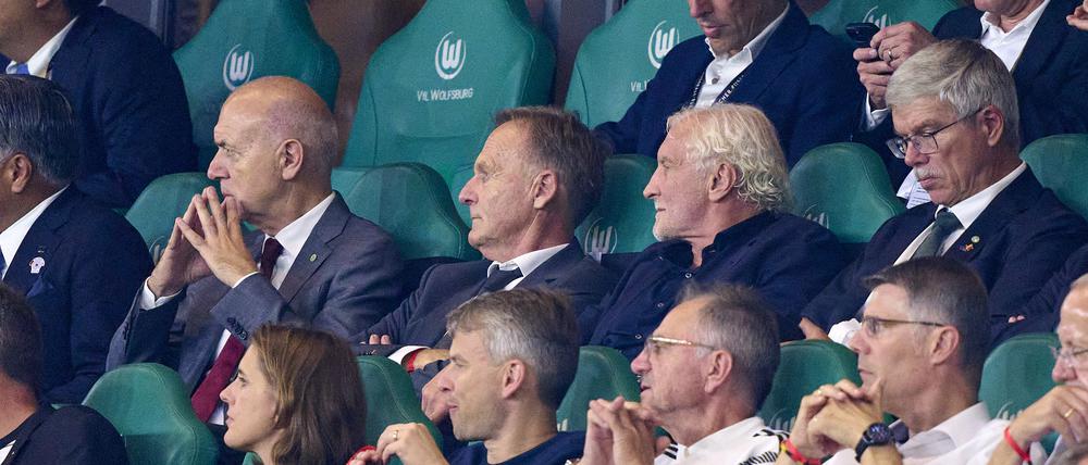 Die DFB-Bosse auf der Tribüne: Man sucht einen neuen Bundestrainer – und hat die Wahl aus ähnlichen Kandidaten.
