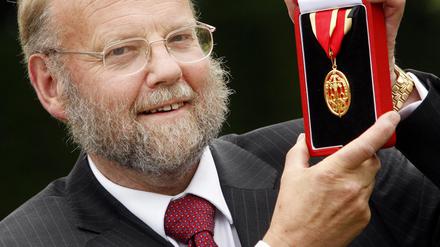Ian Wilmut wurde für seine Verdienste von Königin Elizabeth II. zum Ritter geschlagen.