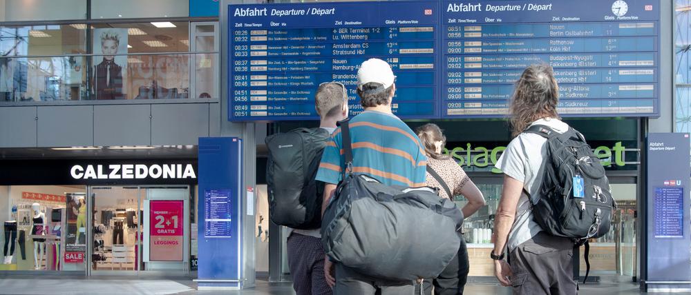 09.09.2023, Berlin: Reisende stehen im Berliner Hauptbahnhof vor einer Info-Tafel mit Zugverbindungen. Nach einem mutmaßlichen Brandanschlag müssen Bahnreisende auch am Samstag noch mit Einschränkungen auf der Bahnstrecke zwischen Hamburg und Berlin rechnen. Unbekannte Täter setzen drei Kabelschächte an Bahnstrecken in Brand. Foto: Paul Zinken/dpa +++ dpa-Bildfunk +++