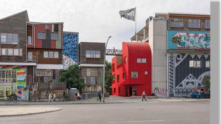 Das rote  „Haus 2+“ ist ein 100-prozentiger Holzbau auf dem Holzmarkt in Berlin.