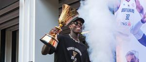 Dennis Schröder verkörpert mit seinem Auftreten eine Nonchalance, die dem DFB-Team fehlt. 