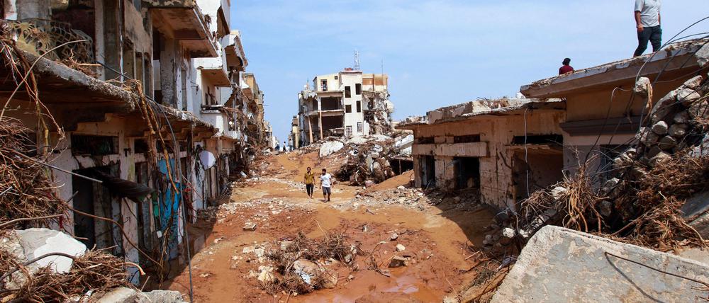 Menschen suchen in der von dem Unwetter gebeutelten Stadt Darna nach Überlebenden. 