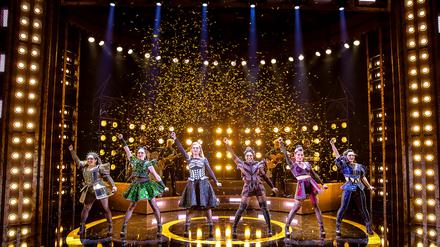 Sechs Frauen stehen im britischen Pop-Musical „Six“ auf der Bühne. Das Stück über die sechs Ehefrauen des englischen Königs Heinrich VIII., das seit einigen Jahren im Londoner West End und am Broadway in New York läuft, soll im März und April 2024 zunächst im Berliner Admiralspalast und anschließend am Deutschen Theater in München zu sehen sein. 