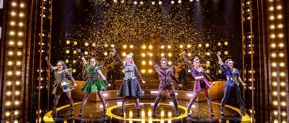 Sechs Frauen stehen im britischen Pop-Musical „Six“ auf der Bühne. Das Stück über die sechs Ehefrauen des englischen Königs Heinrich VIII., das seit einigen Jahren im Londoner West End und am Broadway in New York läuft, soll im März und April 2024 zunächst im Berliner Admiralspalast und anschließend am Deutschen Theater in München zu sehen sein. 