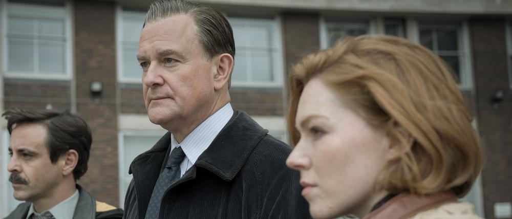 Suchen Goldräuber: Einsatzleiter Boyce (Hugh Bonneville, Mi.) und Mitarbeiterin Jennings (Charlotte Spencer).