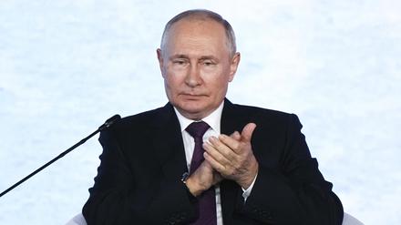 Auf diesem von der Roscongress Foundation veröffentlichten Foto applaudiert Wladimir Putin, Präsident von Russland, während einer Plenarsitzung auf dem Östlichen Wirtschaftsforum. 