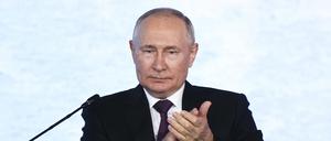 HANDOUT - 12.09.2023, Russland, Wladiwostok: Auf diesem von der Roscongress Foundation veröffentlichten Foto applaudiert Wladimir Putin, Präsident von Russland, während einer Plenarsitzung auf dem Östlichen Wirtschaftsforum. Foto: Sergey Shinov/Roscongress Foundation/AP/dpa - ACHTUNG: Nur zur redaktionellen Verwendung und nur mit vollständiger Nennung des vorstehenden Credits +++ dpa-Bildfunk +++