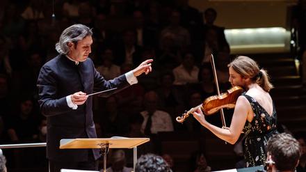 Die norwegische Geigerin Vilde Frang und Vladimir Jurowski beim Berliner Gastspiel mit dem Bayerischen Staatsorchester am 12. September 2023.