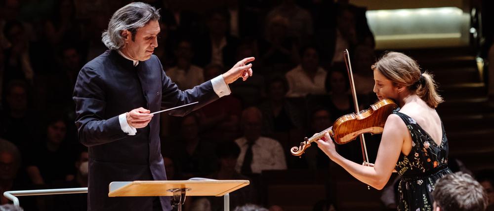 Die norwegische Geigerin Vilde Frang und Vladimir Jurowski beim Berliner Gastspiel mit dem Bayerischen Staatsorchester am 12. September 2023.