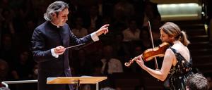 Die norwegische Geigerin Vilde Frang und Vladimir Jurowski beim Berliner Gastspiel mit dem Bayerischen Staatsorchester am 12. September 2023.