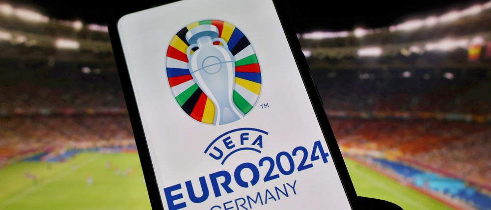 Das Logo der UEFA Euro 2024 ist auf einem Smartphone zu sehen. Die UEFA gab am 12. September die Details zum Kartenverkauf bekannt.