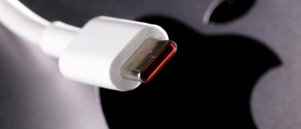 USB-C-Kabel vor Apple-Logo