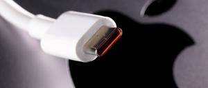 USB-C-Kabel vor Apple-Logo